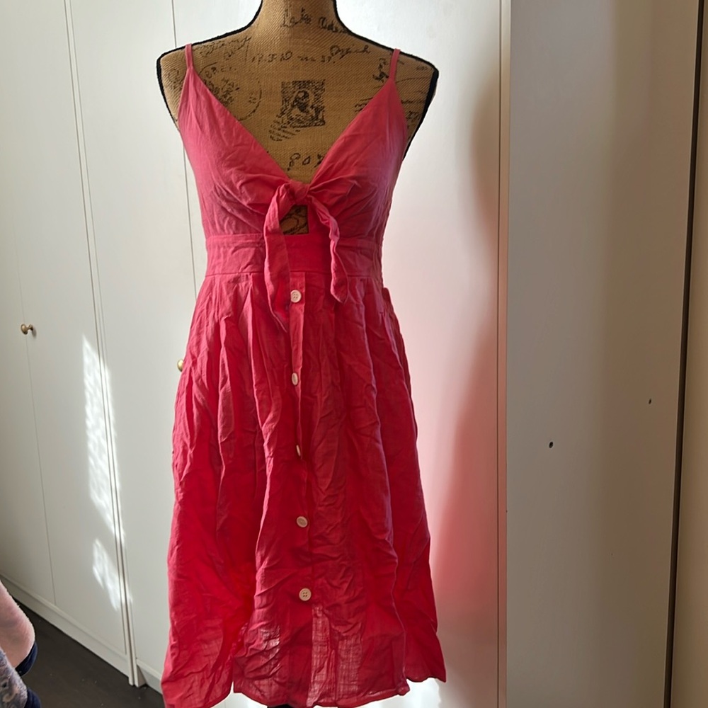 Pink super cute dress with a tie in front to adjust and adjustable straps. Med🩷